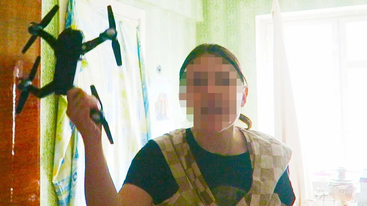 Слежу за мамой видео. Слежу за мамой видео. Мальчик подглядывает фильм. Слежу за мамой видео. Мамочки с детьми подсмотренное.