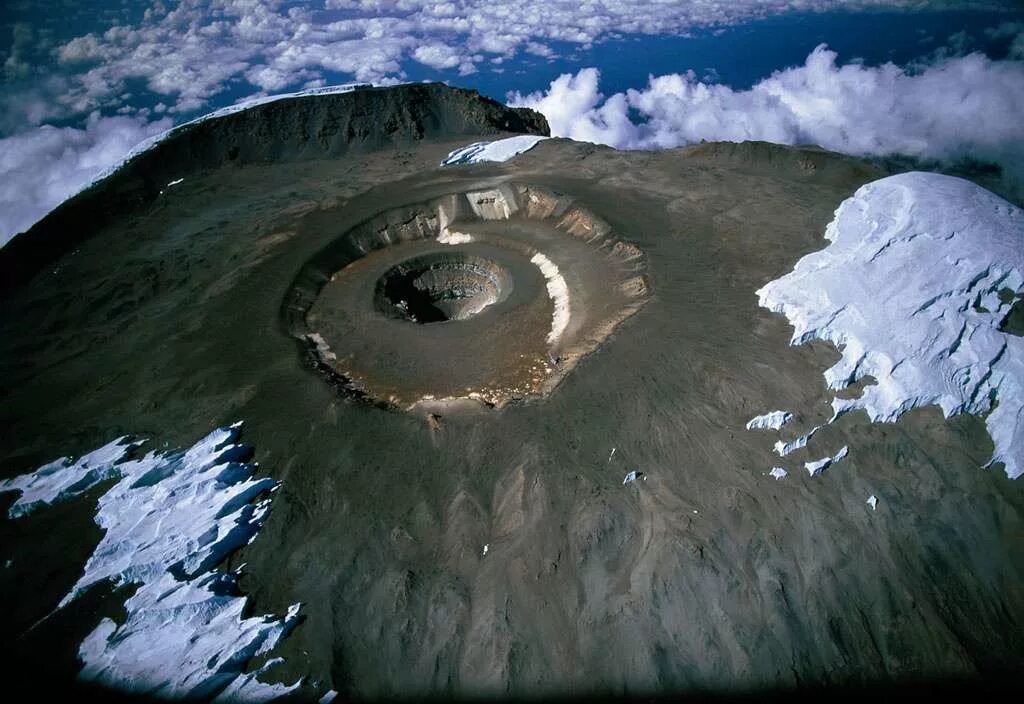 Африка самый высокий. Вершина горы Килиманджаро. Вулкан Килиманджаро. Килиманджаро кратер. Гора Килиманджаро извержение.