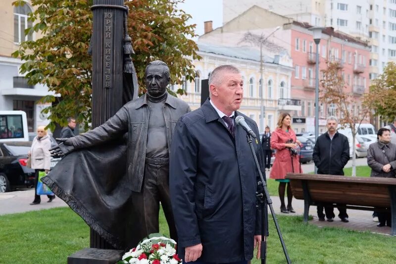 Памятник киселеву в каком городе. Памятник пускепалис. памятник сергею пускепалису.