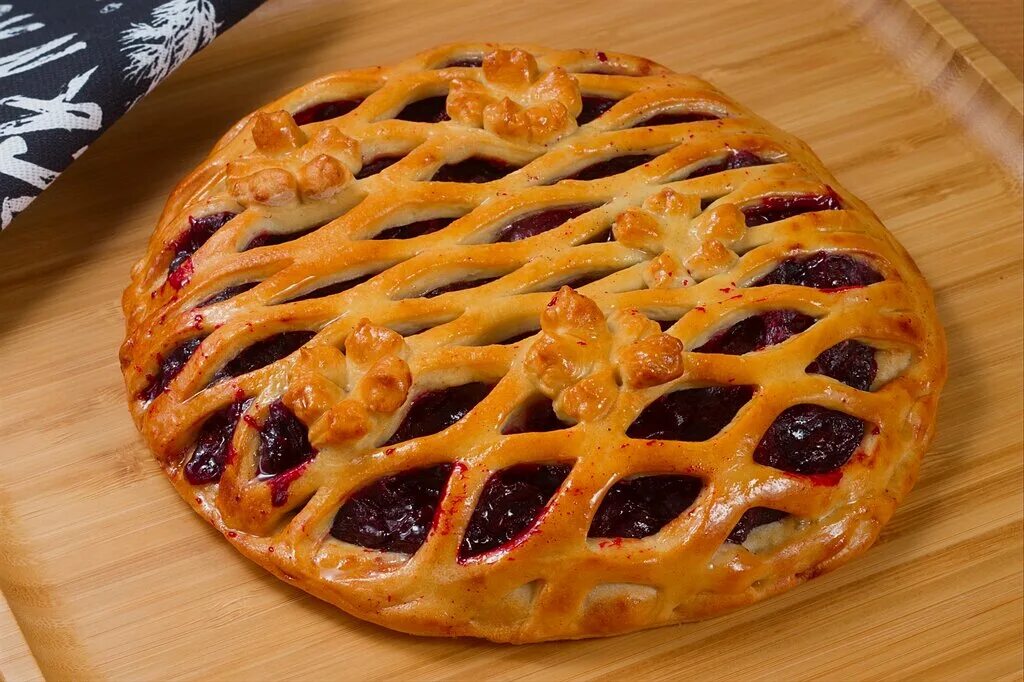 украшение дрожжевых пирогов. открытый пирог с брусникой. яблочный пирог дрожжевой. как сделать сдобный пирог. открытый пирог с яблоками из дрожжевого теста.