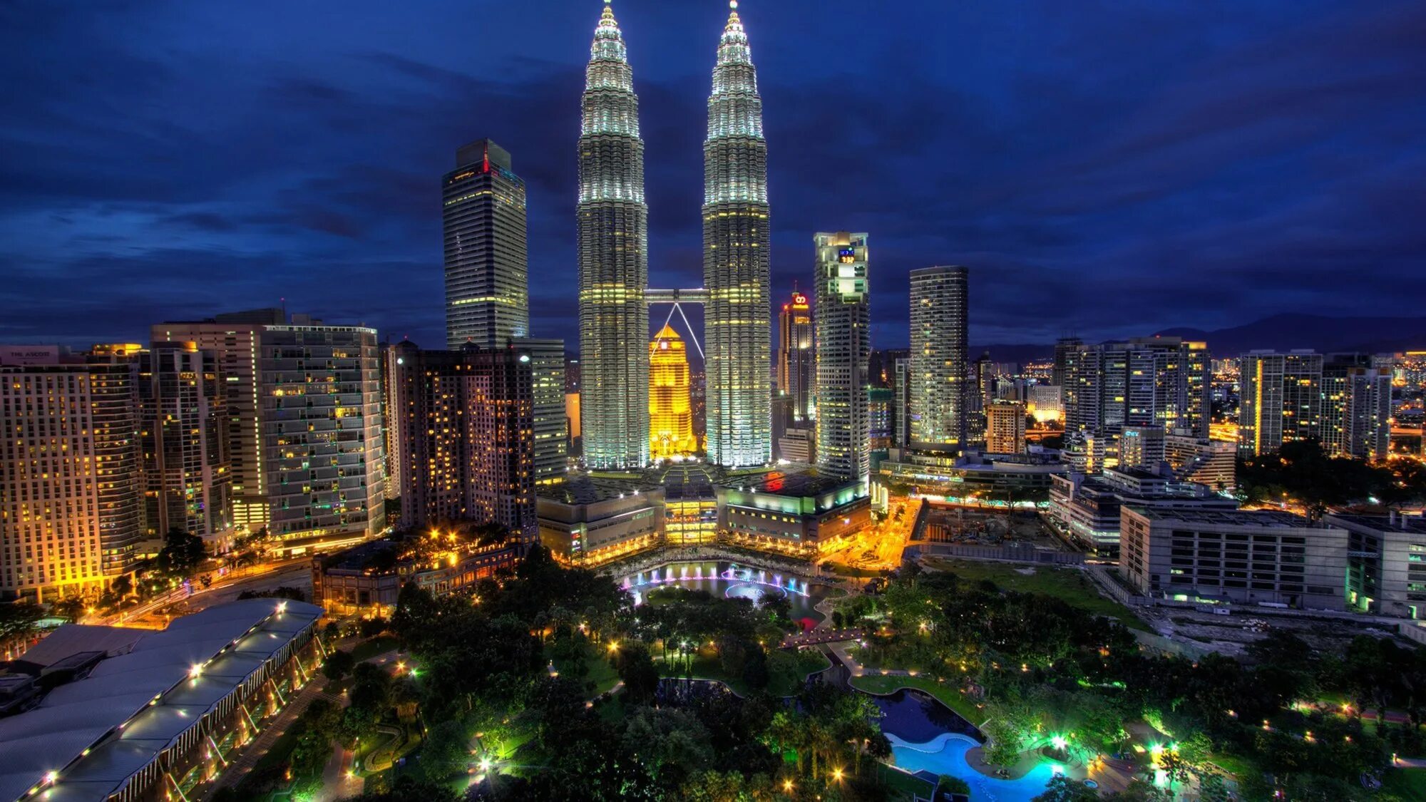 Включи самые красивые в мире. Башни Петронас Малайзия. Башни Петронас Куала-Лумпур. Малайзия куалумпур. Ночной Куала Лумпур.