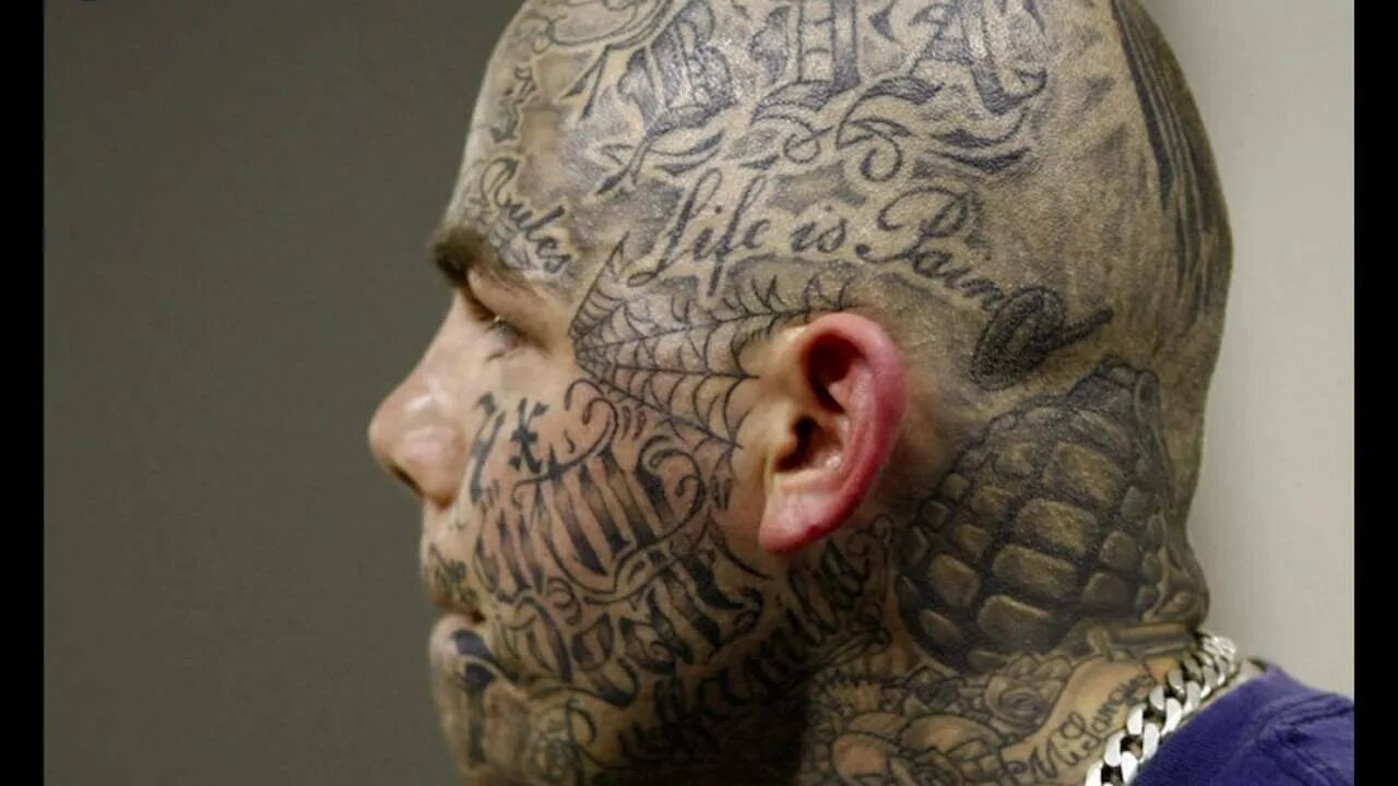 тату на затылке. биомеханика тату на голове. Head that. Head that. татуировка на головеве.