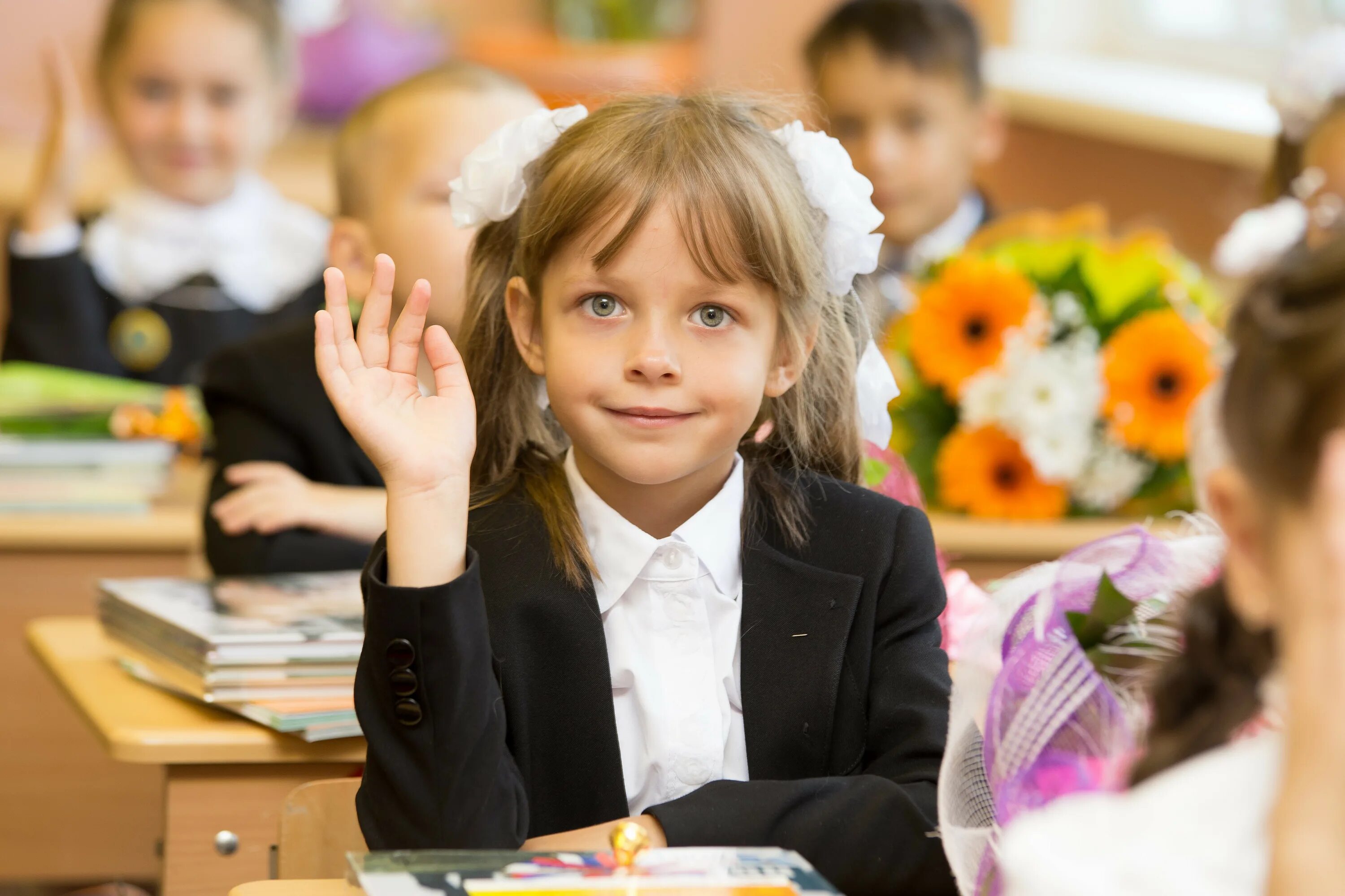 Первоклассники мальчик и девочка. Успешная адаптация первоклассников. Дети в школе за партой. Ученики в классе. Ученики в классе со спины.
