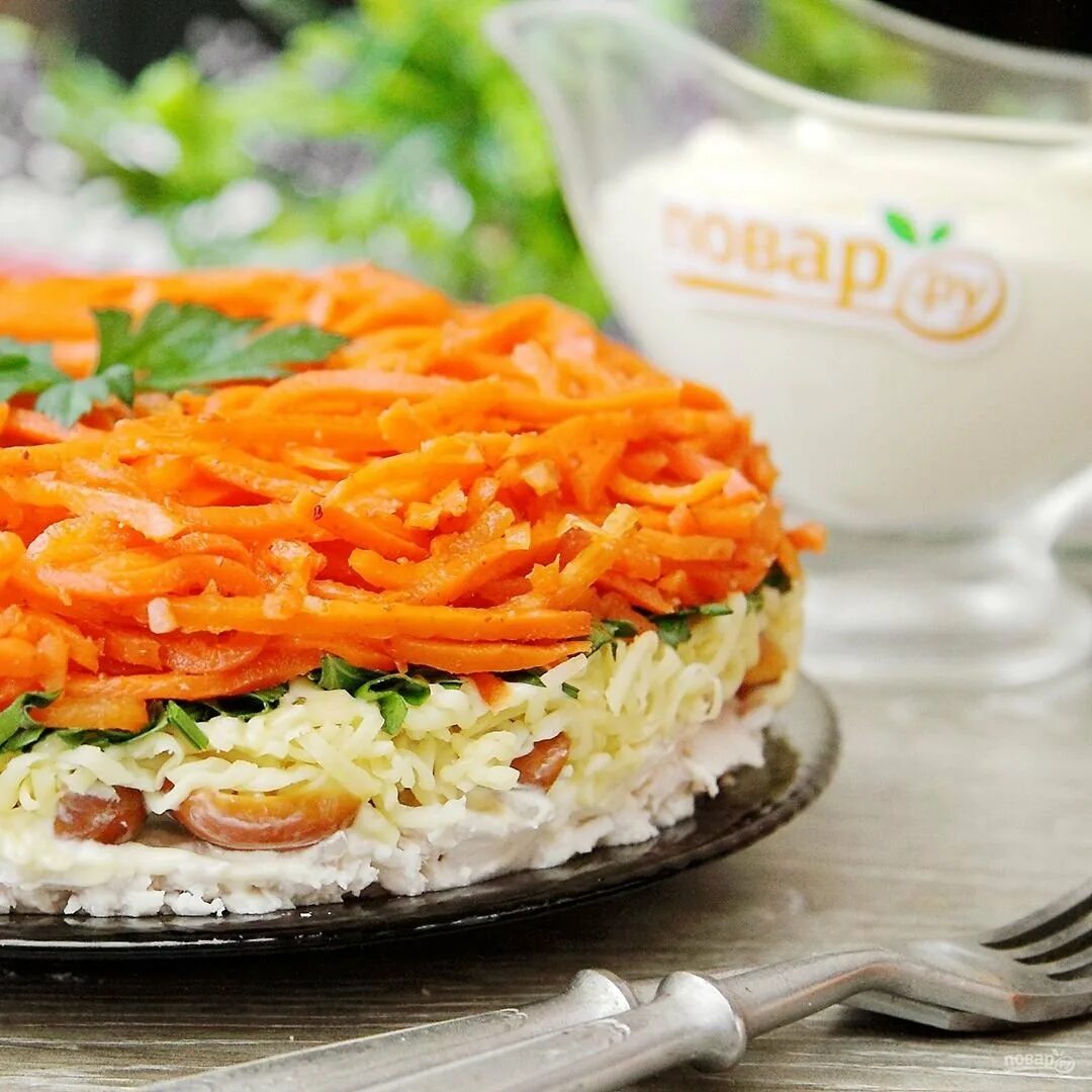 Салат с морковкой по корейски и сухариками. Салат из копчёной курицы с корейской морковкой. слоеные салаты с корейской морковкой. салат с корейской морковкой и курицей.