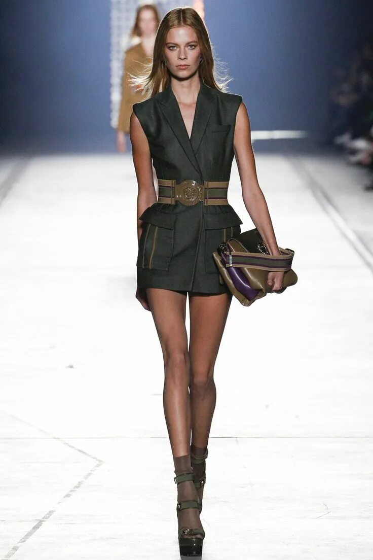 Показ мод. Лучший мод 2016. Versus versace 2016-17. Нью-йорк коллекция 2022 неделя моды. Новая коллекция платьев дольче габбана 2022.