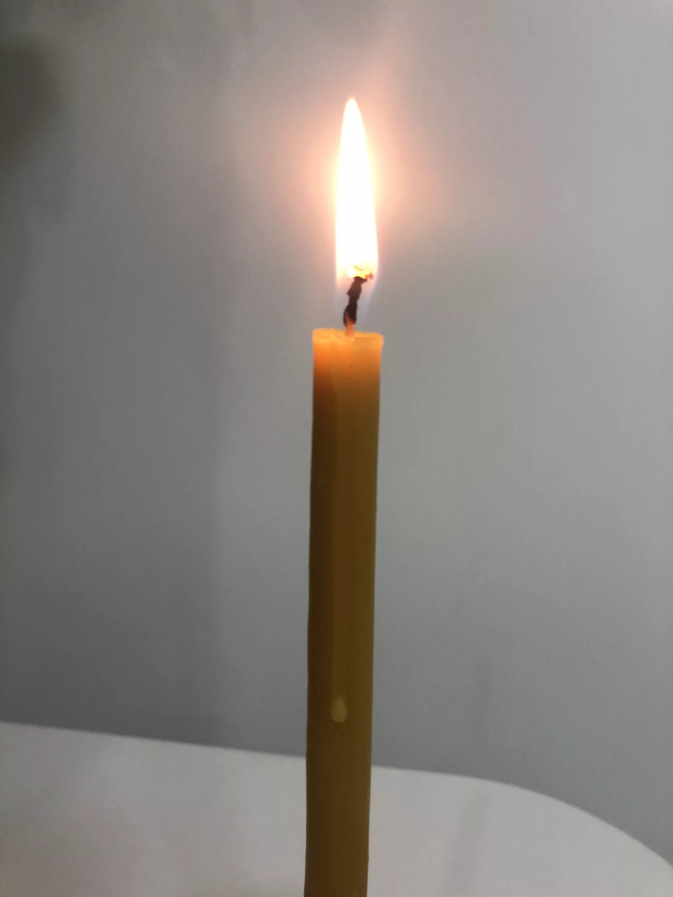 свечи в храме. церковная свеча на черном фоне. церковные свечи. свечка церковная горит. горящие свечи в храме.