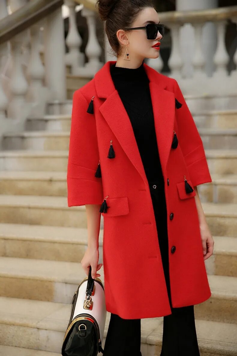 Женское пальто. Модны ли пальто. Твидовое пальто burberry. Пальто женское антитренд 2022. Женщина в пальто.