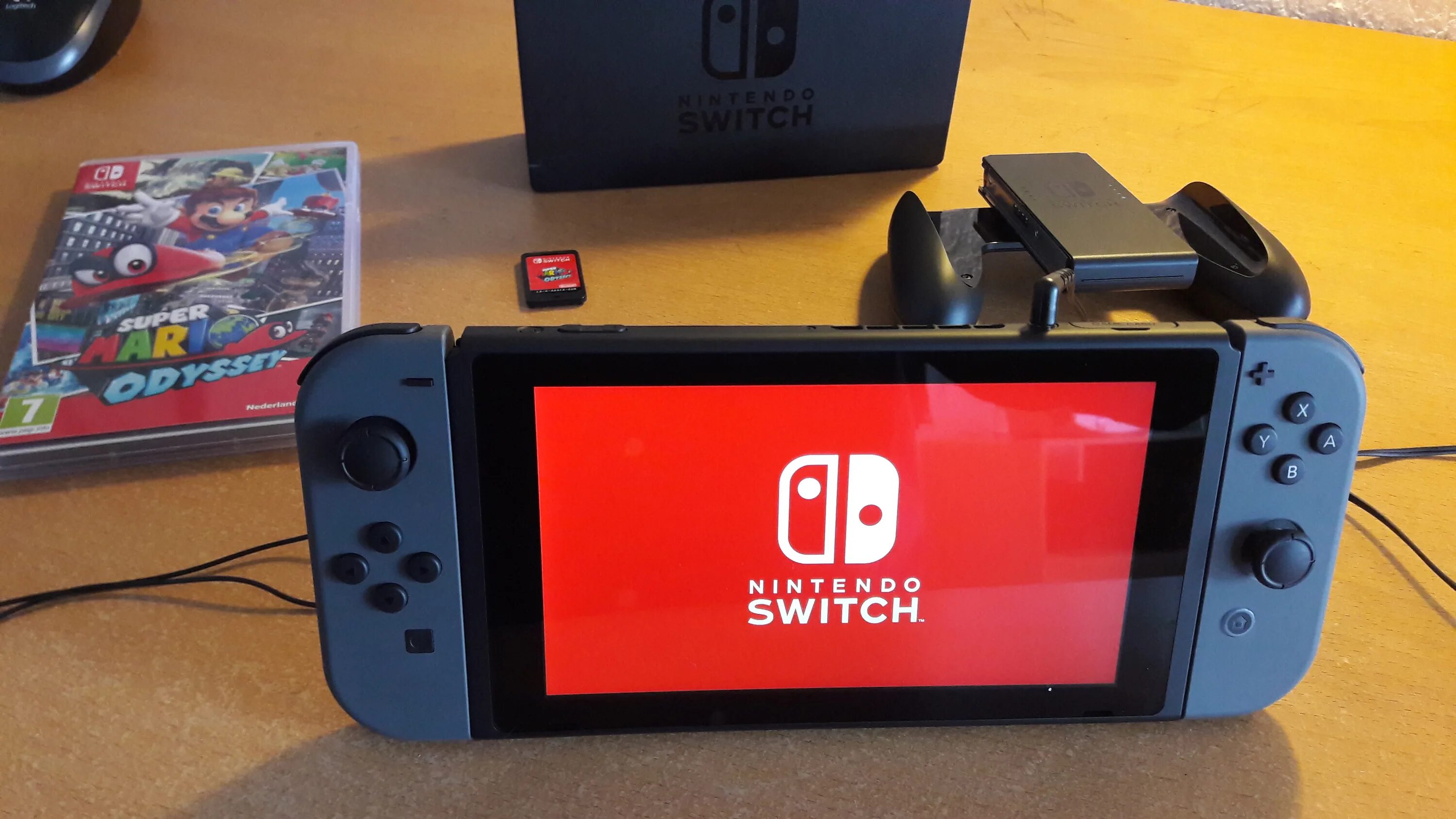 Нинтендо свитч. Метроид Нинтендо свитч. Nintendo Switch Home. Нинтендо свитч в руках.