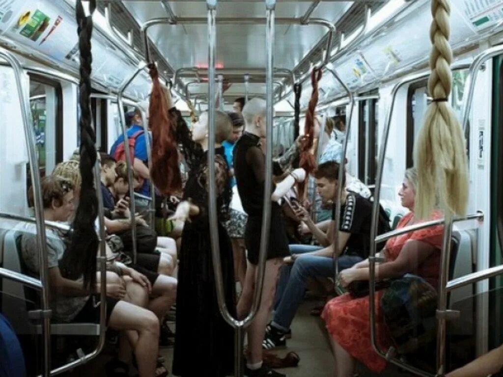 Почему в метро петербурга. Поручни в метро. длинные волосы в метро. поручни в вагоне метро. волосатая женщина в метро.