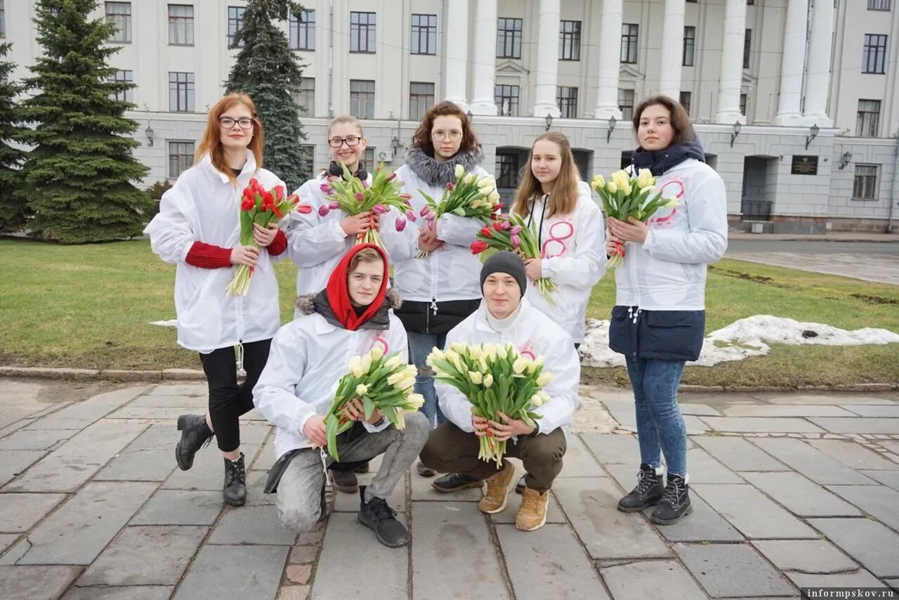 Волонтеры цветы. Вручение букета. Вручение цветов. Волонтеры дарили цветы. Волонтера цветок.