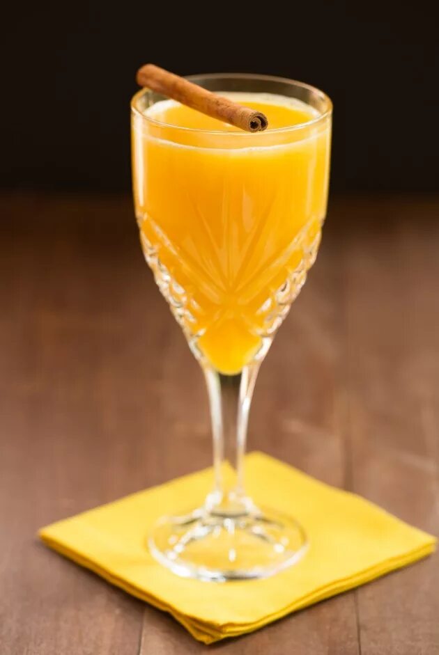 Голден дринкс. Коктейль champagne cocktail. Золотое шампанское коктейль. Коктейль виски с фантой. Коктейли с бренди.
