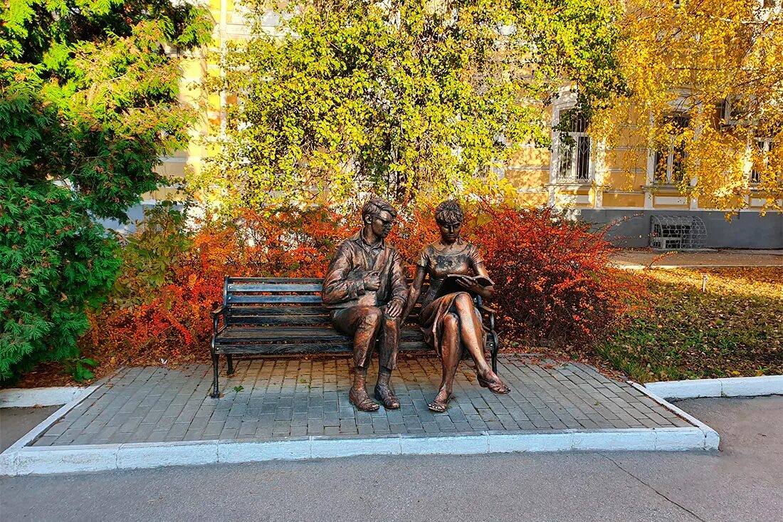 Памятник шурику и лиде в краснодаре. Статуя шурика и лидочки рязань. Шурик рязань. Памятник шурику и лидочке в краснодаре. Памятник шурику и лиде в краснодаре.