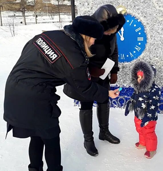 Прошу прощения. Омрачать это. Мышь в кресле качалке. Шикарный ракурс для фото. Омрачать это.