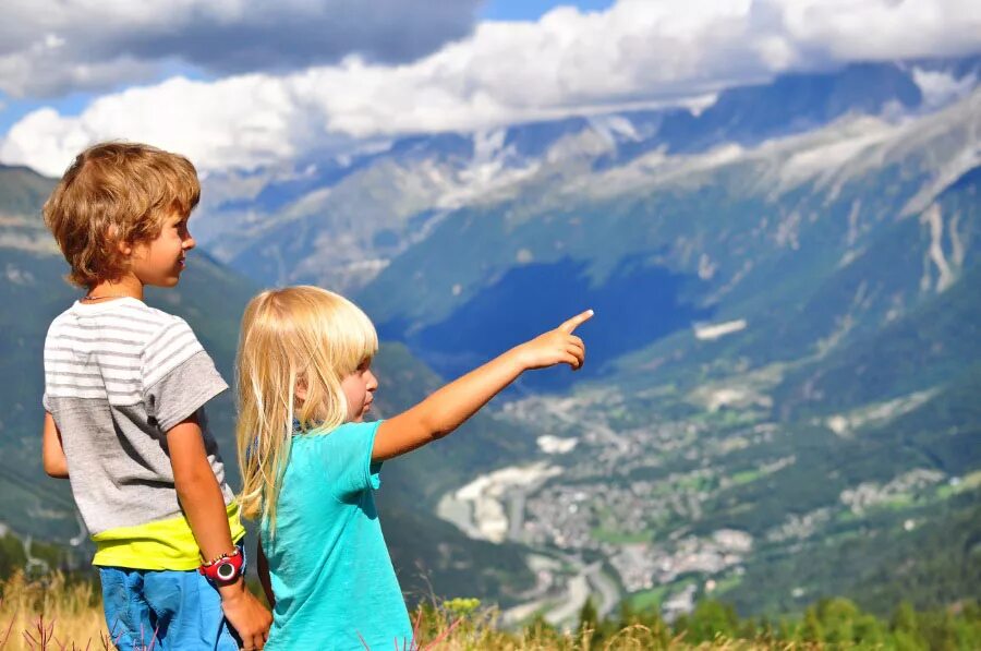 Mountain child. Путешествие с ребенком в горы. Горы для детей. Дети любуются природой. Ребенок восхищается природой.