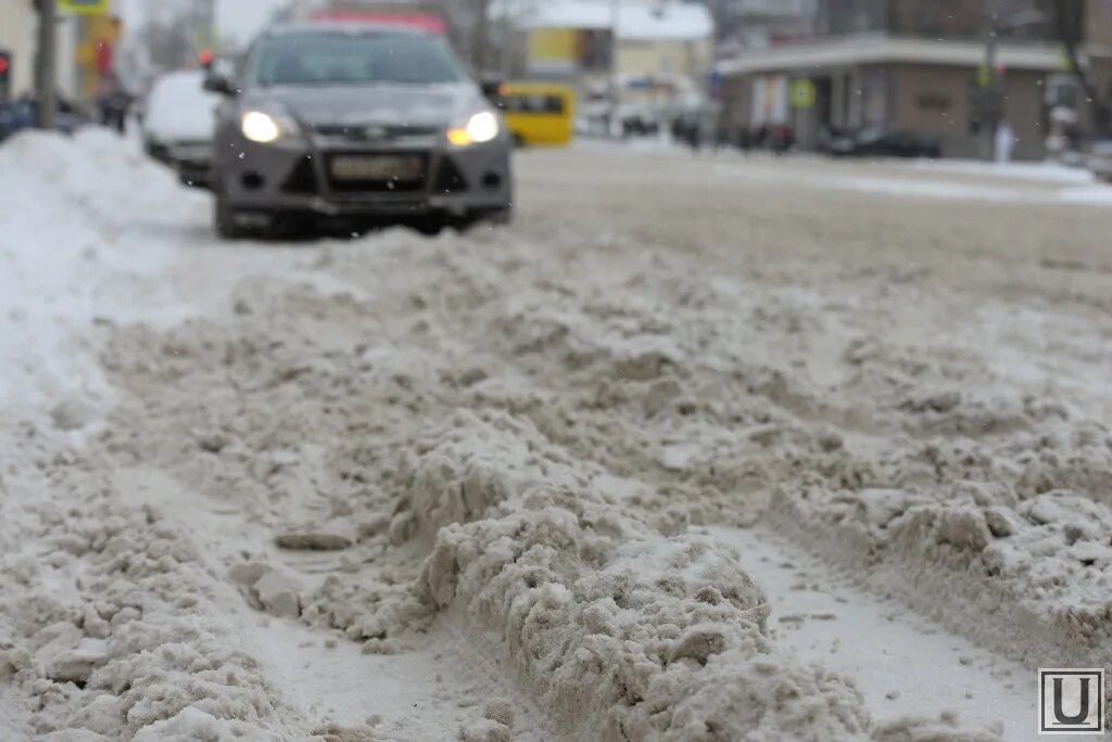 Рыхлый снег на дороге. Снежная каша на дороге. Снег на дороге в городе. Снежное месиво на дороге. Грязные сугробы