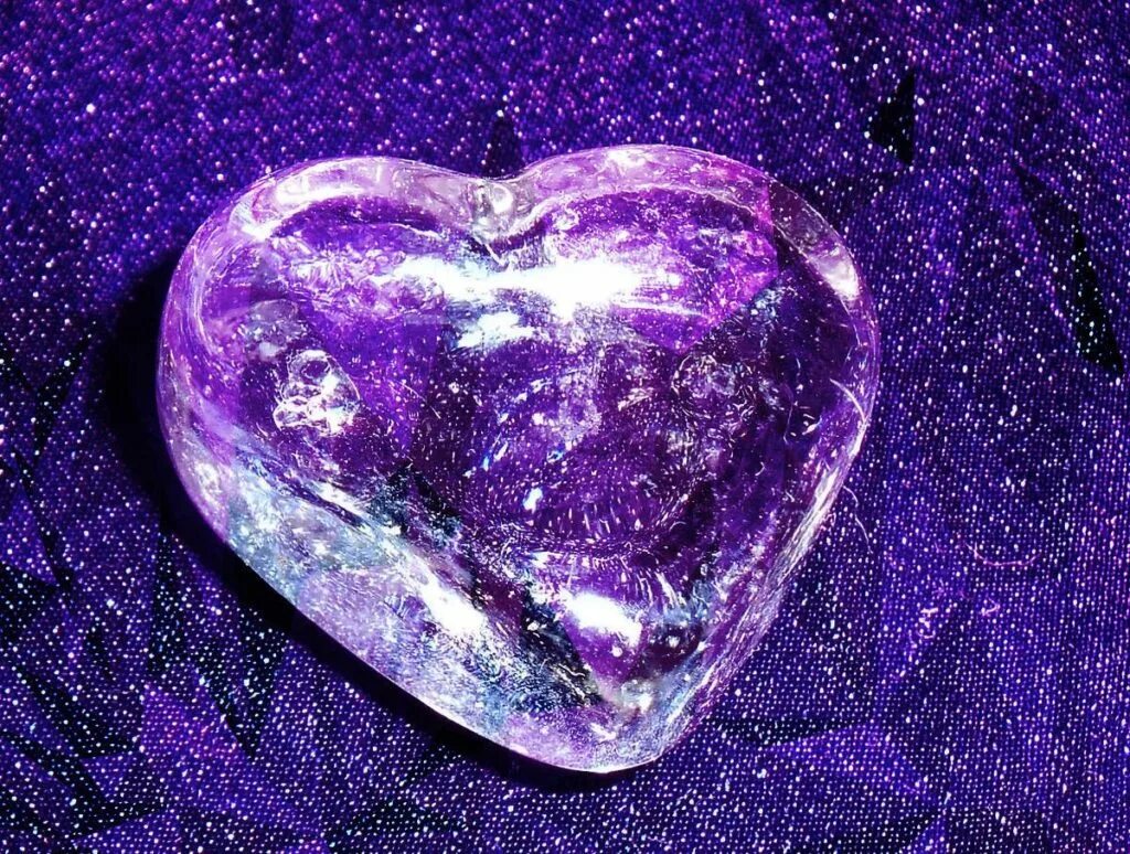 Сердце амбры. Кристальное сердце. Сердечко Кристалл. Хрустальное сердечко. Сердце из кристаллов.