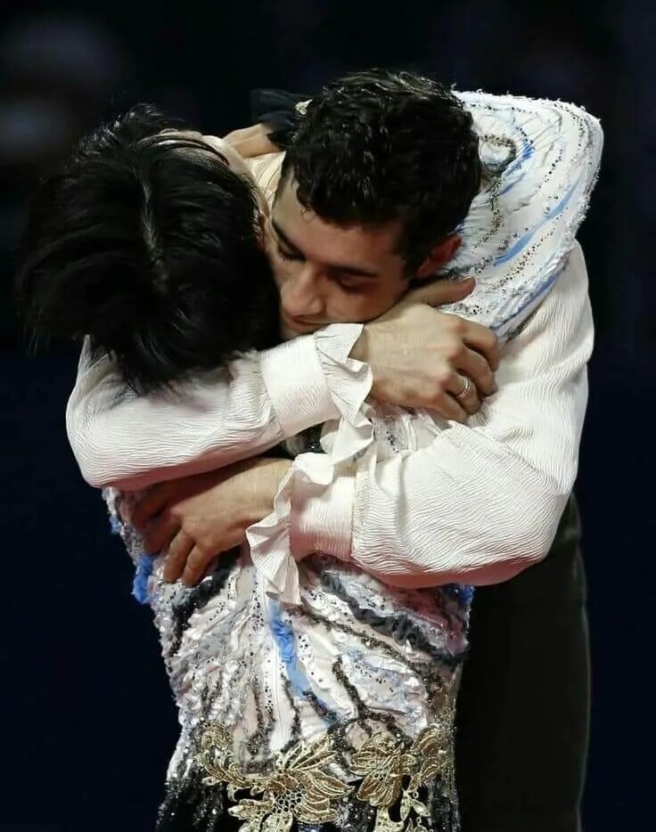 Хавьер фернандес и ханю. Yuzuru hanyu and javier fernandez. ханю и хавьер фернандес. юдзуру ханю и хавьер. мики андо и хавьер фернандес.