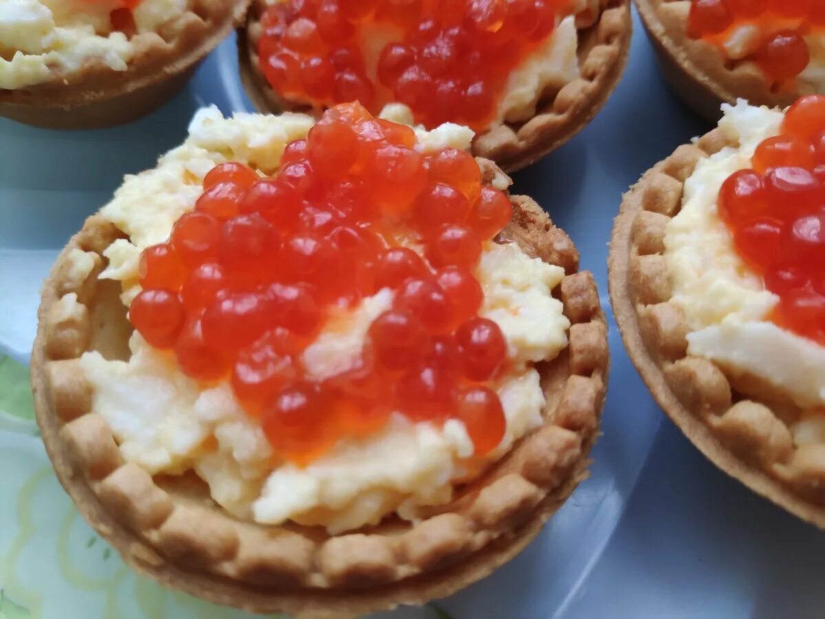 тарталетки с красной икрой. с чем сочетается икра в тарталетках. тарталетки с икрой и маскарпоне. тарталетки с икрой мойвы. с чем сочетается икра в тарталетках.