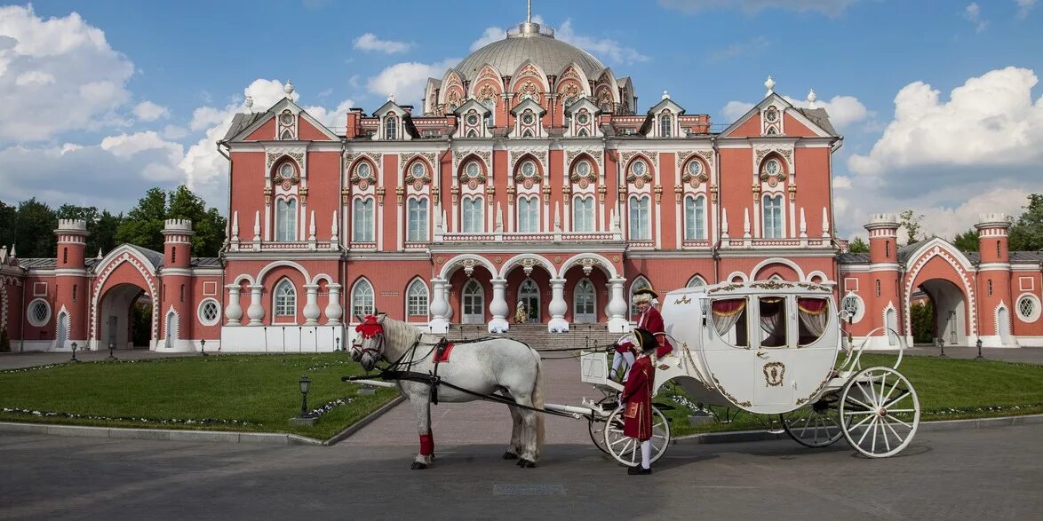 Петровский путевой дворец сайт. Путевой дворец Петра Москва. Петровский путевой дворец в Москве. Петровский путевой дворец Царицыно. Петровский дворец в Москве Казаков.