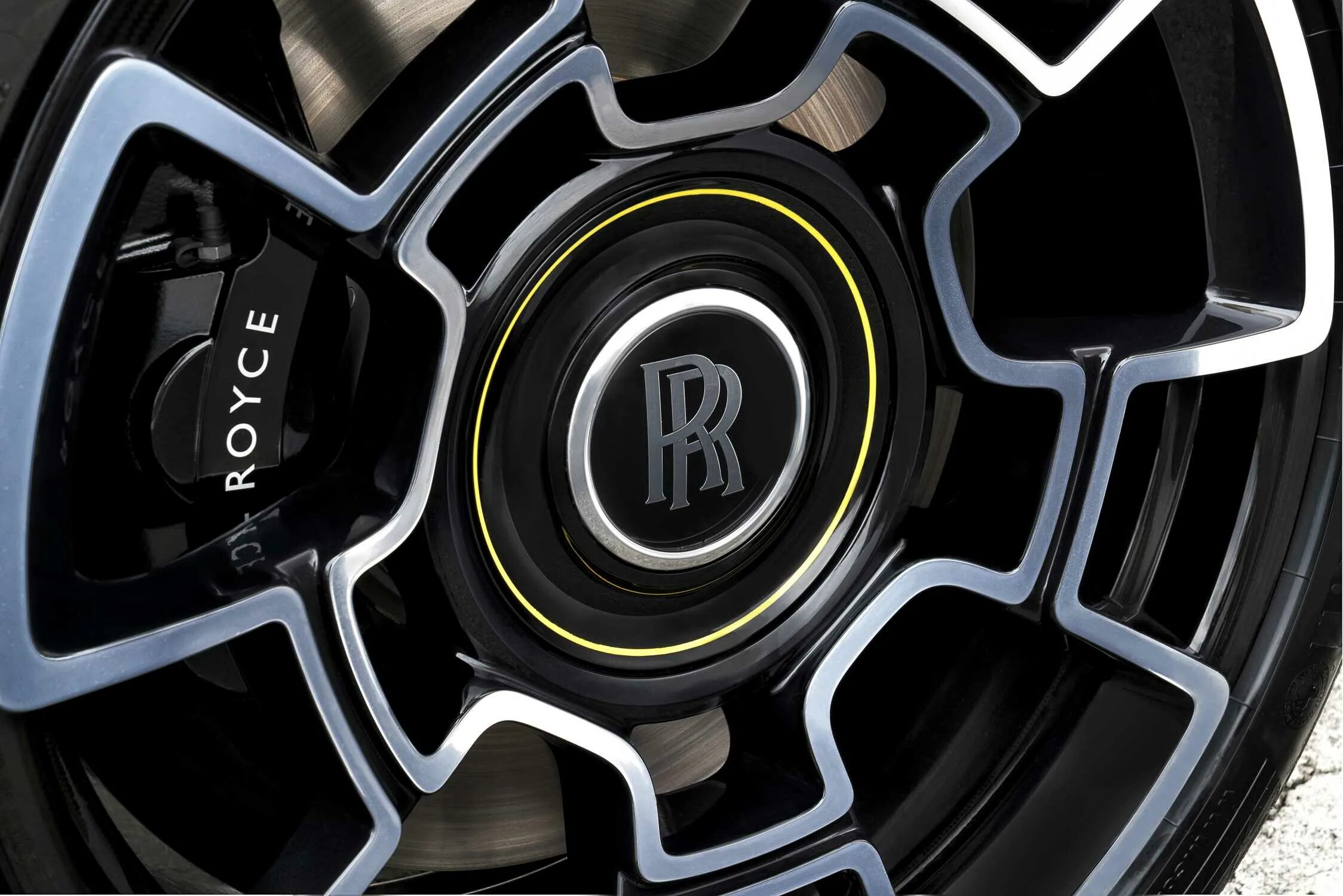 Колесо rolls. Колеса Роллс Ройс. Диски Black badge. Rolls Royce Dawn Black badge. Rolls-Royce Dawn Black badge колесные диски.