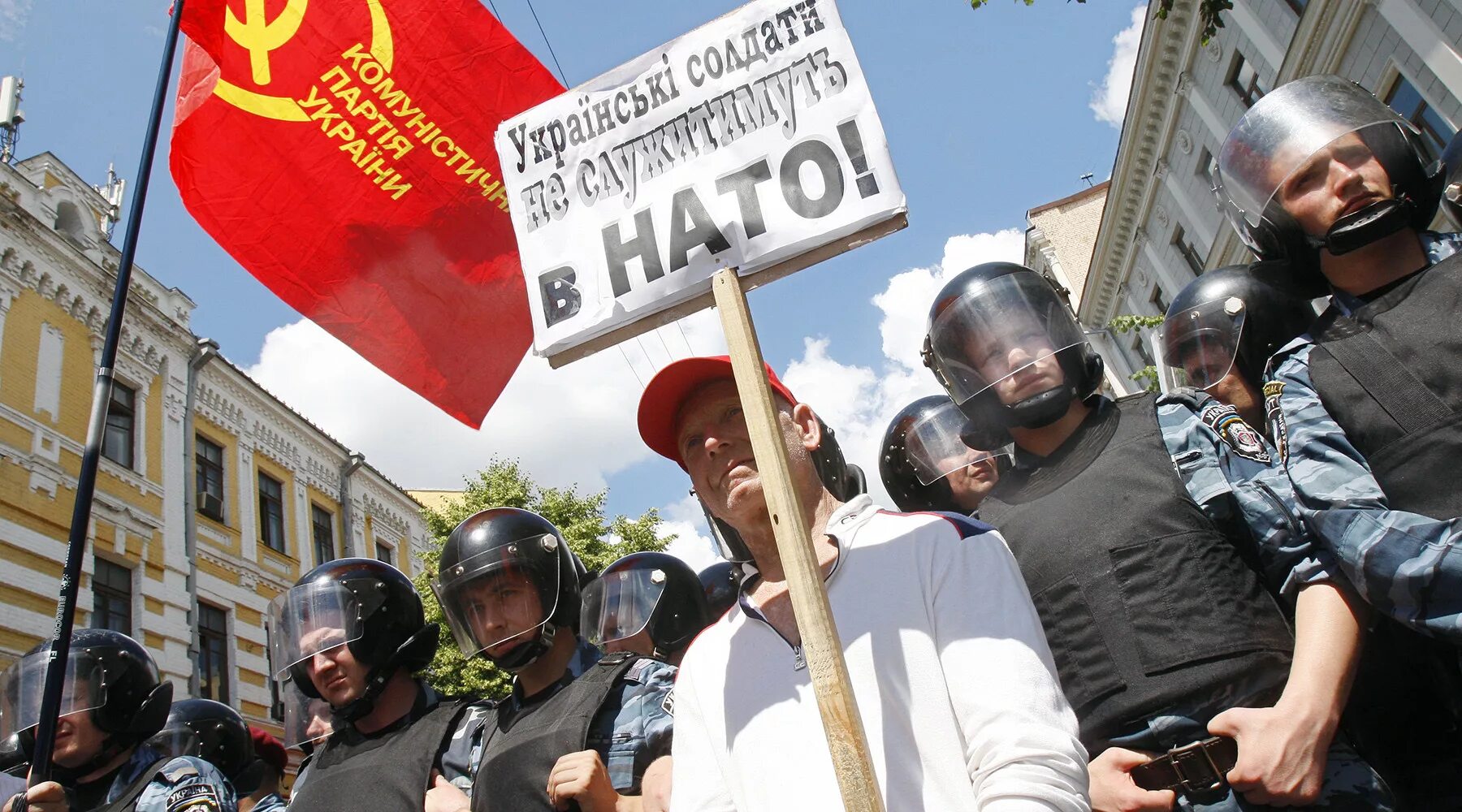 Нато послало украину. НАТО против Украины. Протеста против НАТО Украина. НАТО Киев. Украинцы против НАТО.