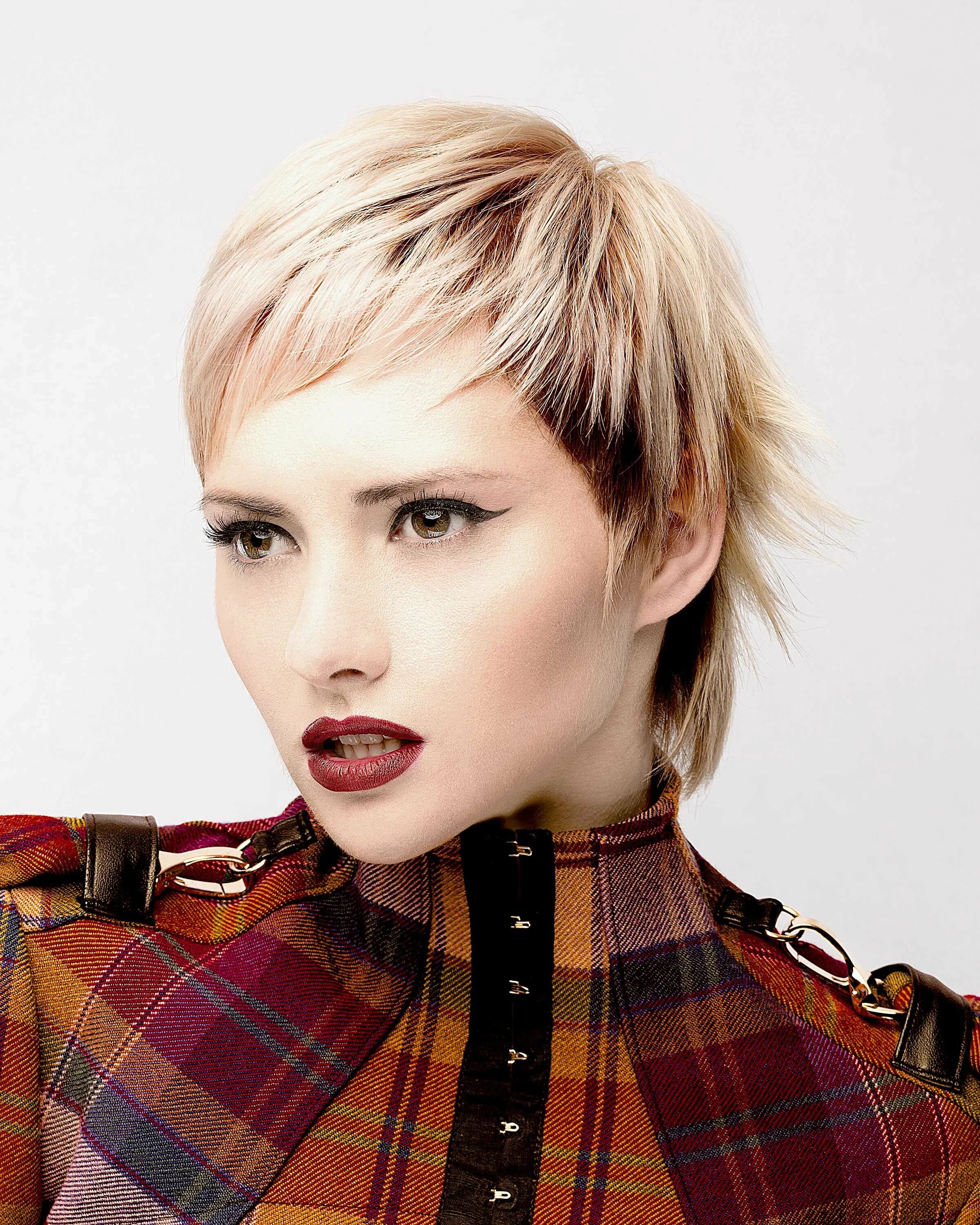 билл каулитц стрижка андеркат. стрижка томбой мужская. креативные стрижки на короткие волосы. пикси томбой. челка виски на короткие волосы.