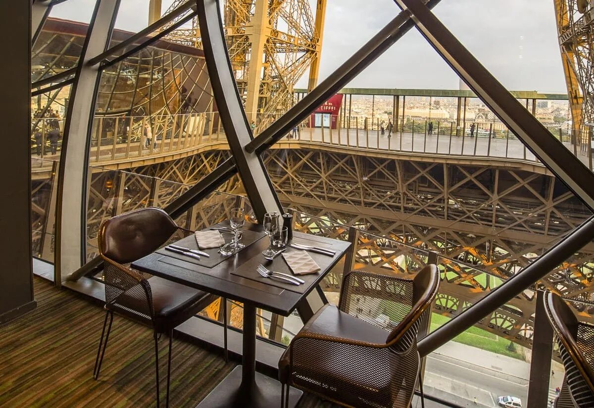 На каком этаже находится ресторан. Ресторан 58 tour eiffel париж. ресторан эйфелева башня (eiffel tower). 58 tour eiffel» на эйфелевой башне. ресторан в эльфовой башне.