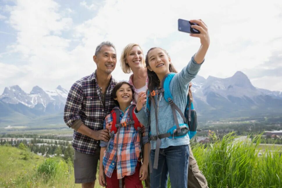 Listen and take a picture. Описать картинку в present continuous. Listen and take a picture. Listen and take a picture. Описание картинки movers.