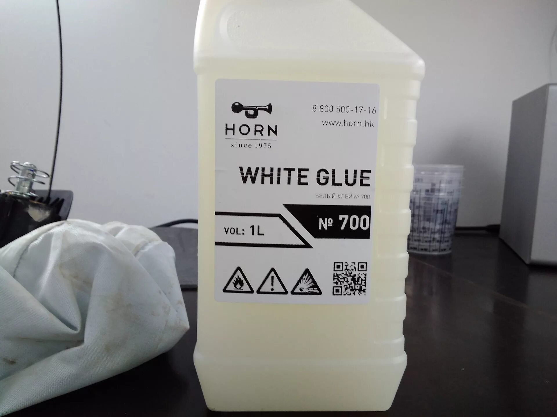 White glue клей. Клей horn 700. Клей horn. Клей horn 700. Horn клей черный.