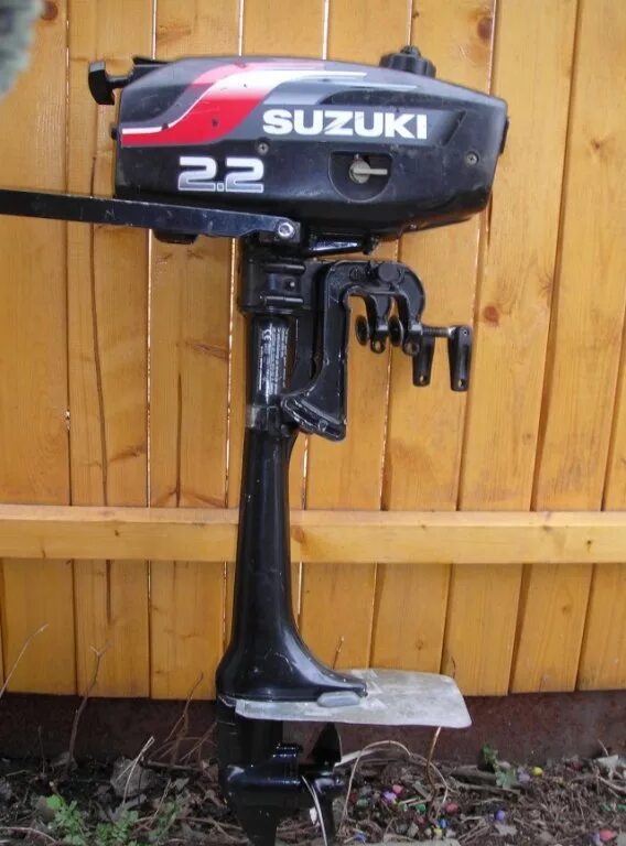 Suzuki 2. Suzuki df2. Suzuki лодочный мотор 2. С. Лодочные моторы 2 л с сузуки.