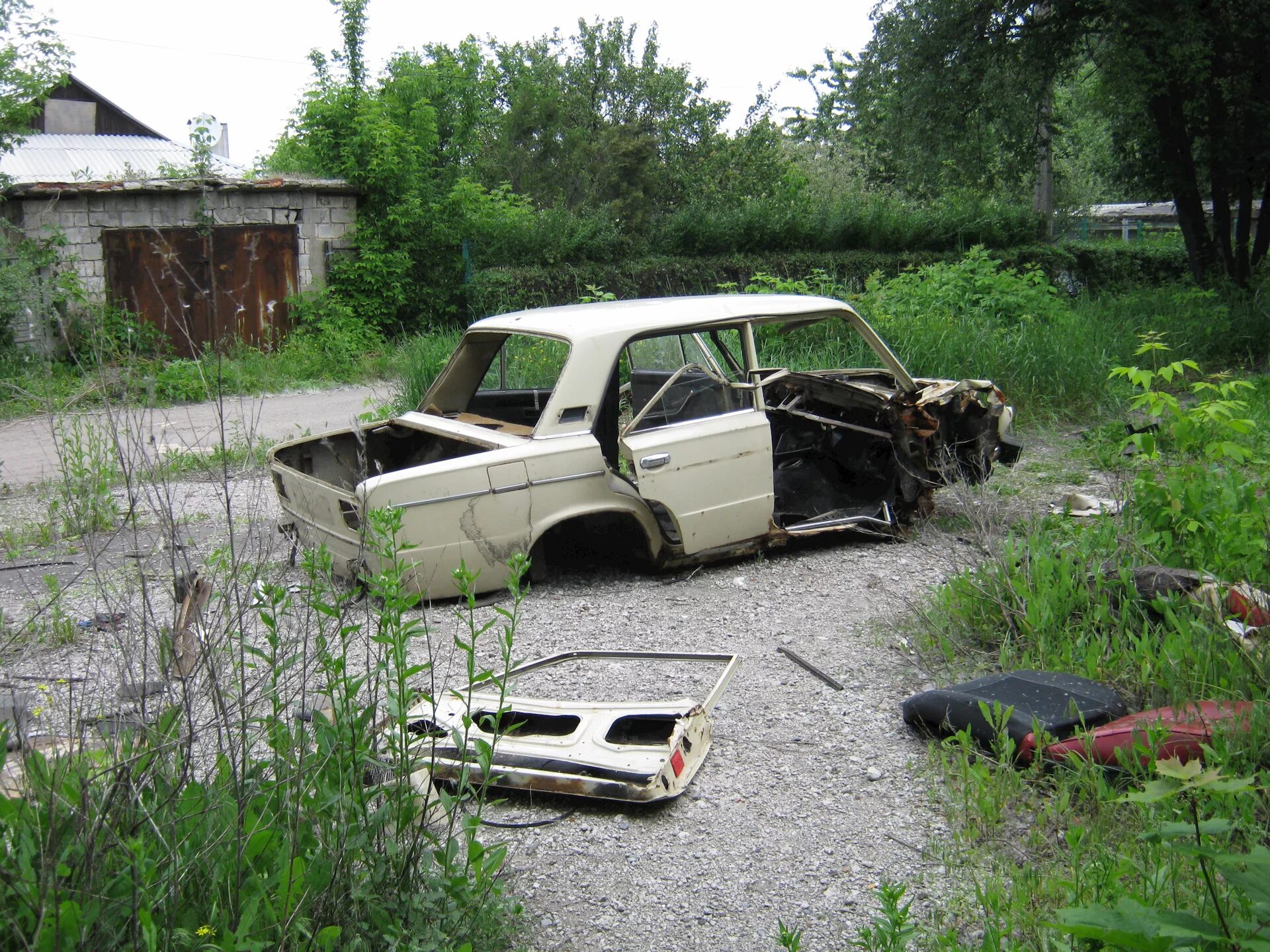 Разобранная жигули. ВАЗ 2106 АВТОХЛАМ. ВАЗ 2107 АВТОХЛАМ. ВАЗ 2106 сломанная. Заброшенный ВАЗ 2106.