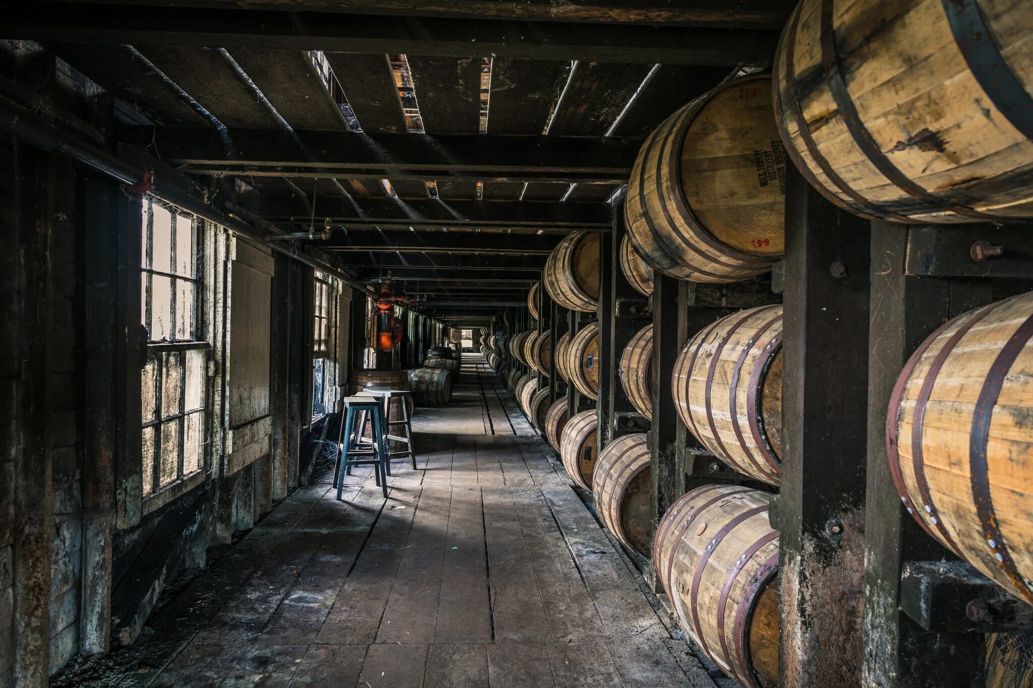 Выдержка вина в дубовых. Винные бочки. Рено бюрнье. Выдержка вина в дубовых. Выдерживание вина в бочке.