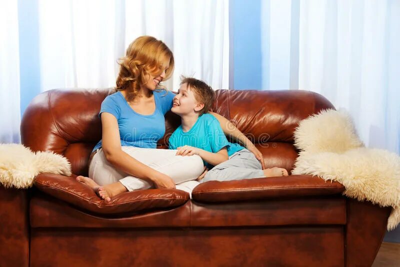 Мама с ребенком на диване. Мама с ребенком сидит на диване. Фотосессия ребенка и мамы на диване.