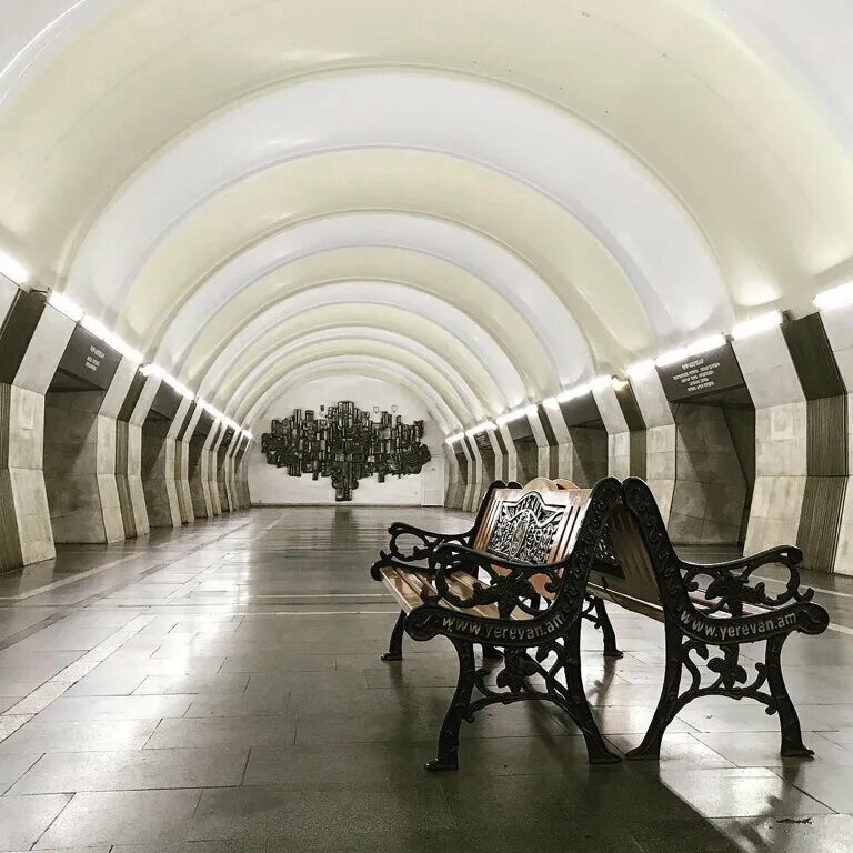 Армянское метро. Станция метро «еритасардакан». станция метро ачапняк в ереване. метро армения ереван. еритасардакан метро ереван.