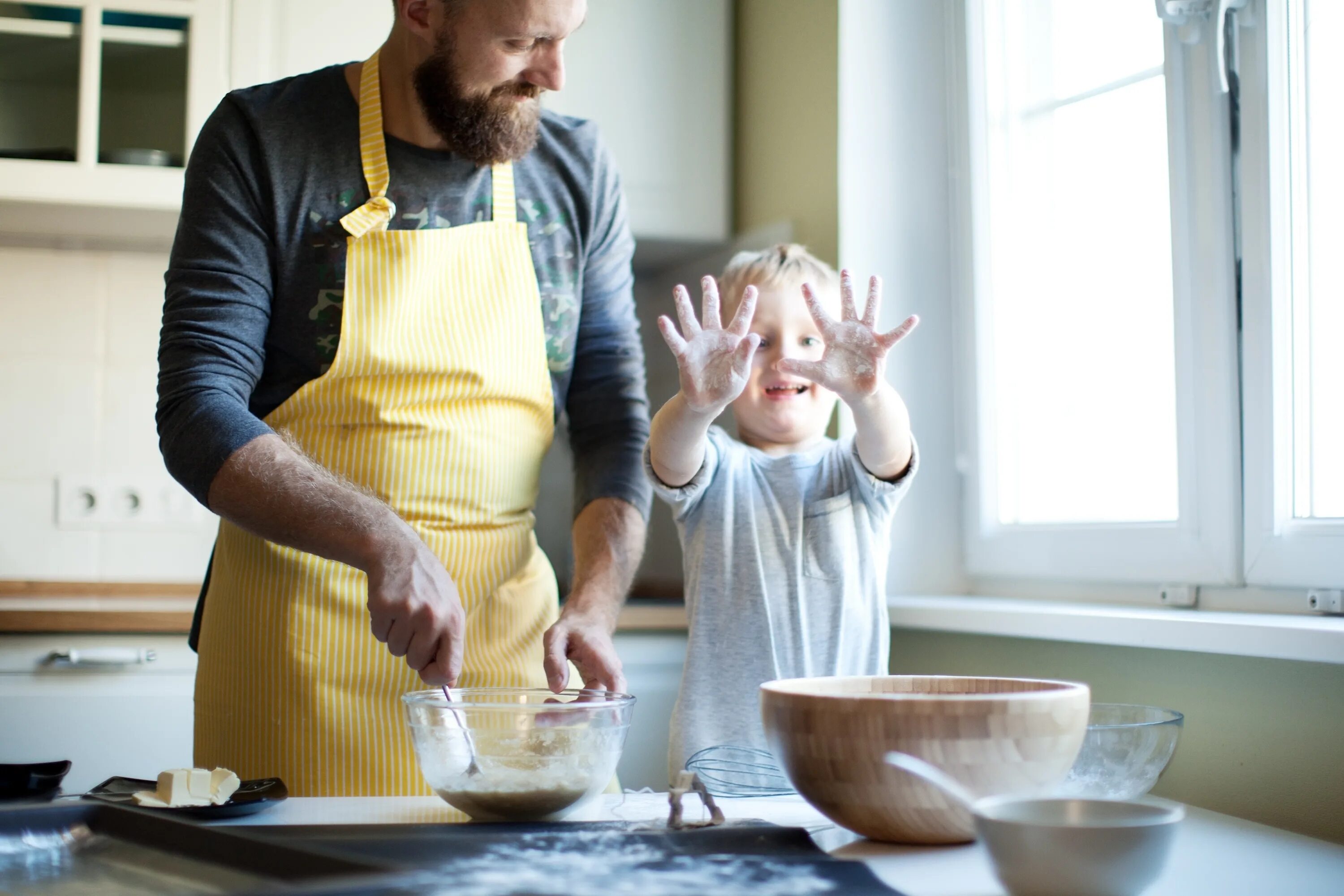 Dad a cook. Кухня для детей. Семья готовит. Папа с детьми на кухне. Отец и ребенок на кухне.