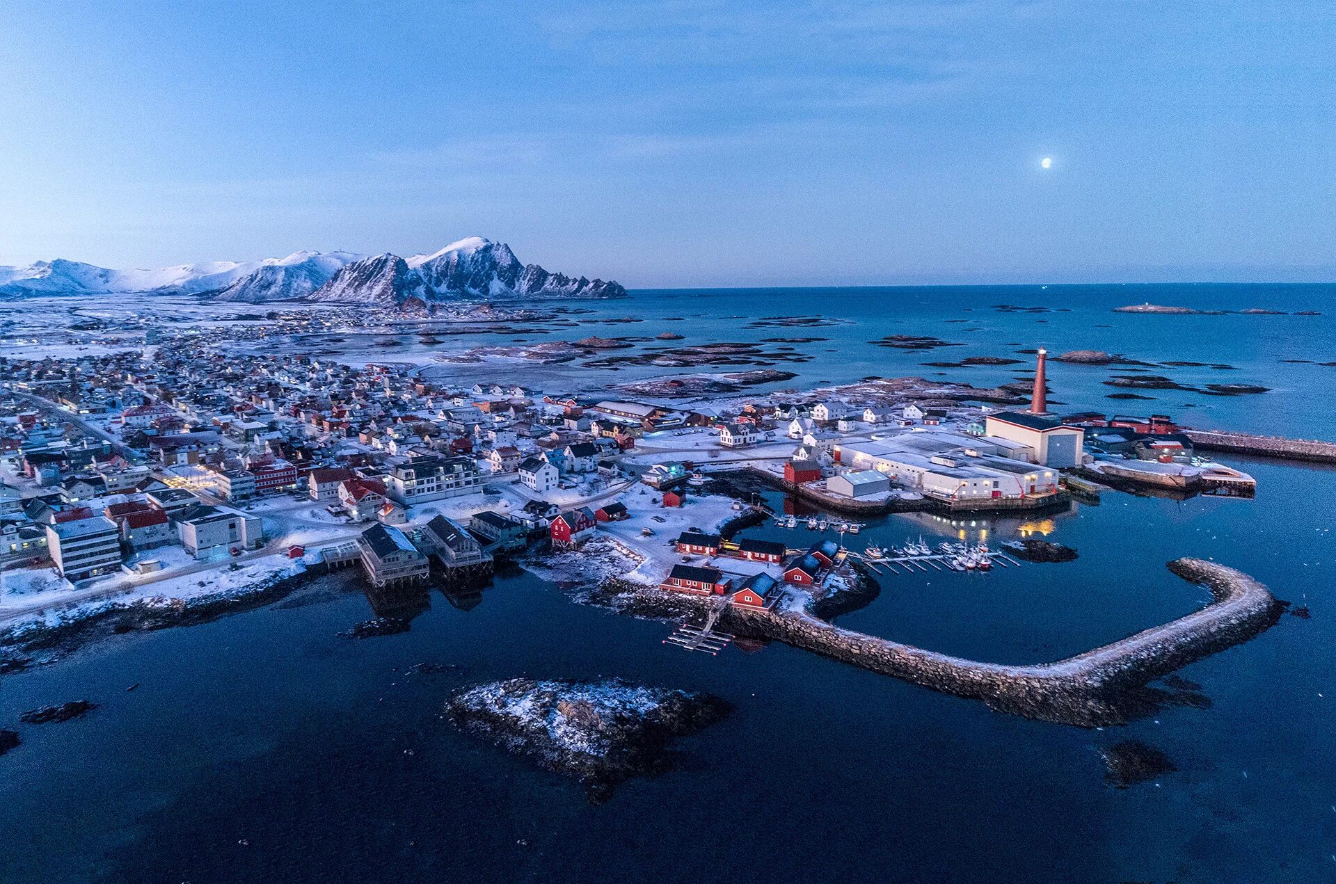 Норвежский погоды снежногорск. Анденес andenes. Арктический собор тромсё. Город Анденес Норвегия. Тромсо Норвегия.