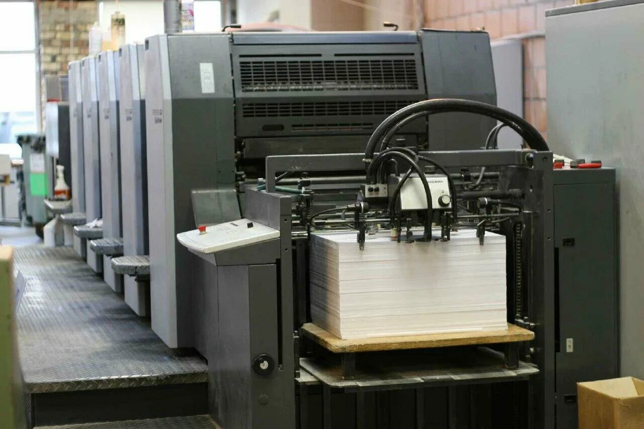 Полиграфическая типография. Печатные станки для типографии. Современный печатный станок. Офсетная печатная машина. Современные печатные машины.