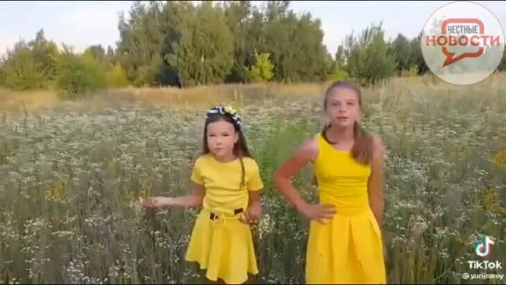 Две девушки Россия и Украина. Украинские девочки поют про войну. Украинские девушки поют про Россию. Девочки с Украины в жёлтом поют против. Песня поет украинец