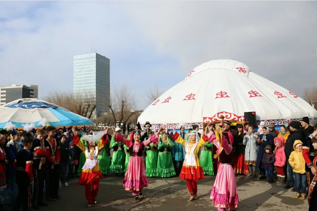 Праздник Наурыз в Казахстане. С праздником Наурыз. Народные гуляния Наурыз. Наурыз юрта.