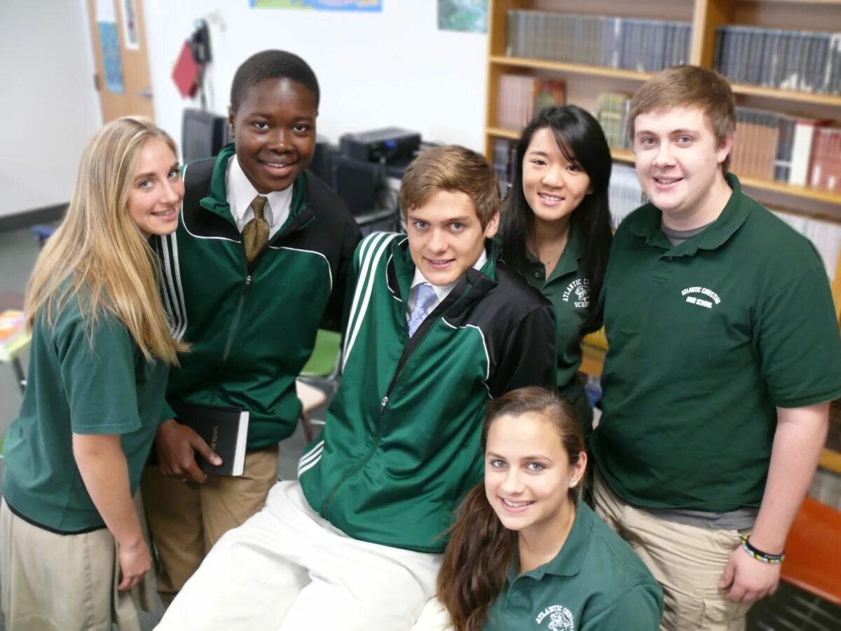 Secondary school pupils. Американская школа. Школ в США High School. Старшая школа в США. Ученики в США.