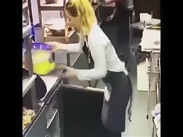 Девушки в подсобке