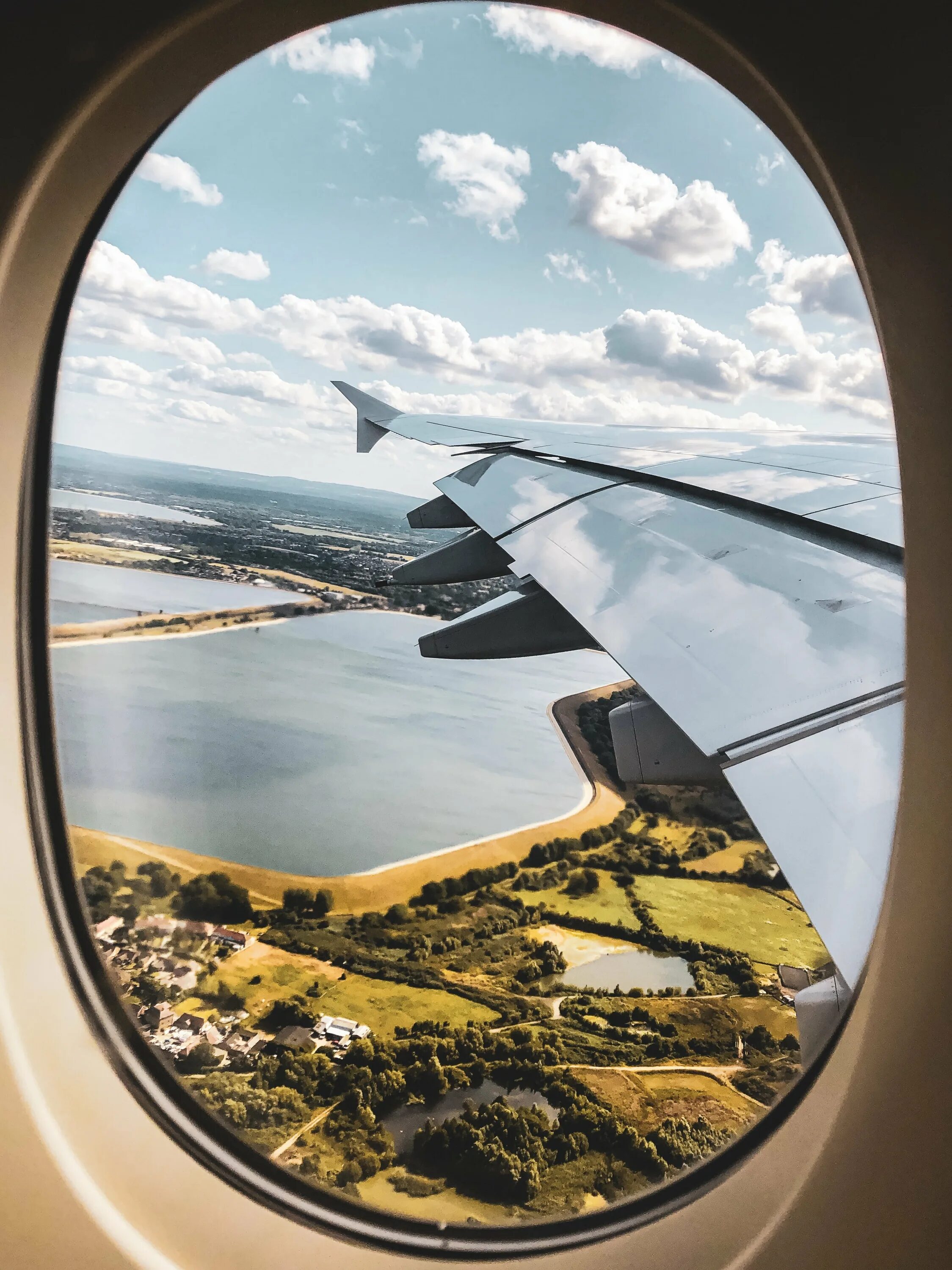 Morning flight. Вид из окна самолета. Иллюминатор самолета. Вид из иллюминатора самолета. Красивый вид из иллюминатора самолета.