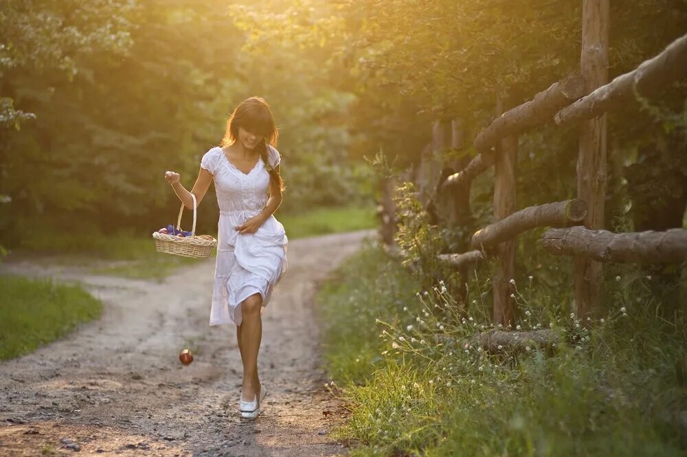 Солнечный день в начале лета я брожу. Девочка на тропинке. Девочка гуляет в лесу. Девушка идет по тропинке. Девочка идет.