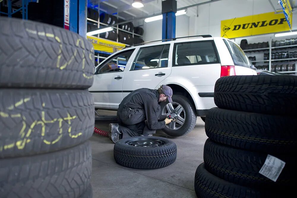 Закон о зимней резине. Переобувка на зимнюю резину. Переобувка резины. Зимняя резина бан тpng. Машина переобувается.
