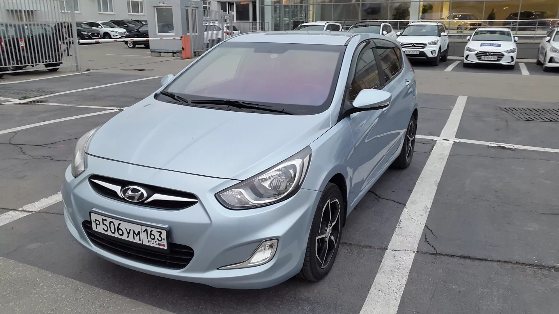 Hyundai Solaris 2011 Hatchback. Hyundai Solaris 2011 вблизи. Хендай Солярис с 11 года по 14. Авито Оренбург Хендай Солярис.