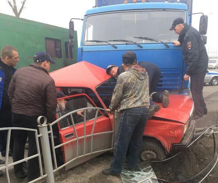 Авария на Демьяна бедного Омск. Опасный Омск. Фото аварии на Демьяна бедного Омск. Авария на Демьяна бедного сегодня Омск.