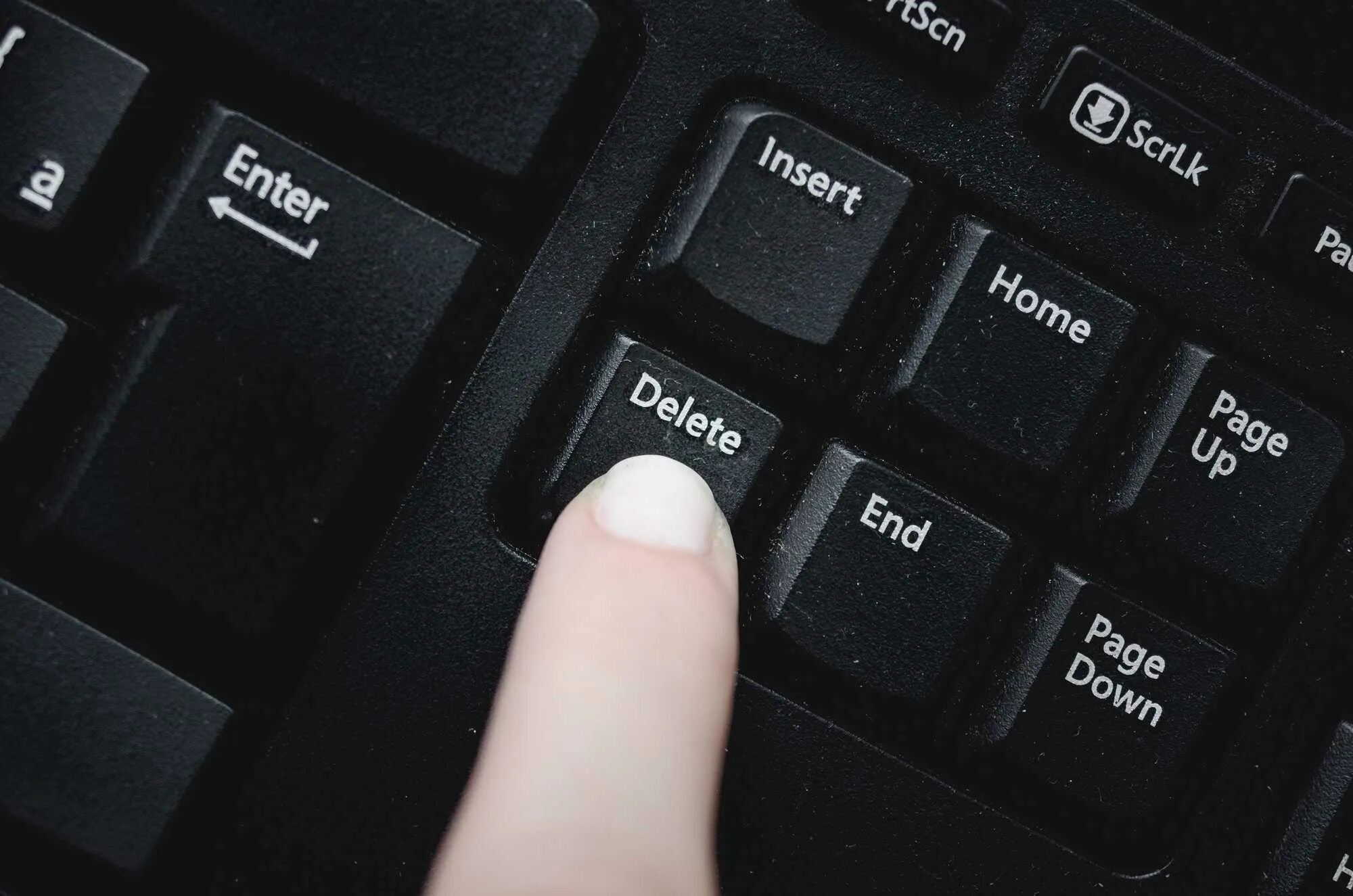 Кнопку посередине. Кнопка del. Кнопка delete на клавиатуре. Кнопка делит на клавиатуре. Клавиша del на клавиатуре.