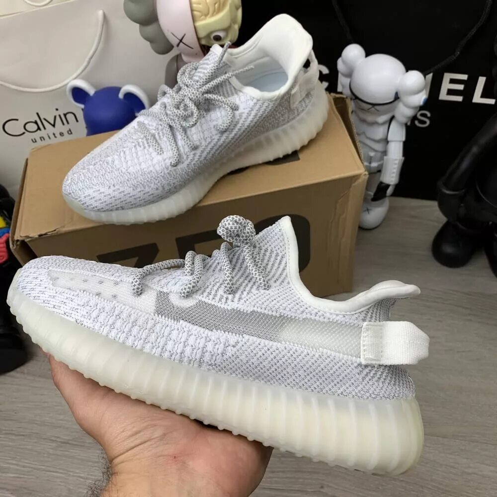 Кроссовки изи оригинал. Адидас ИЗИ буст 350. Adidas Yeezy 350 v2. Адидас Yeezy Boost. Adidas Yeezy Boost 350.