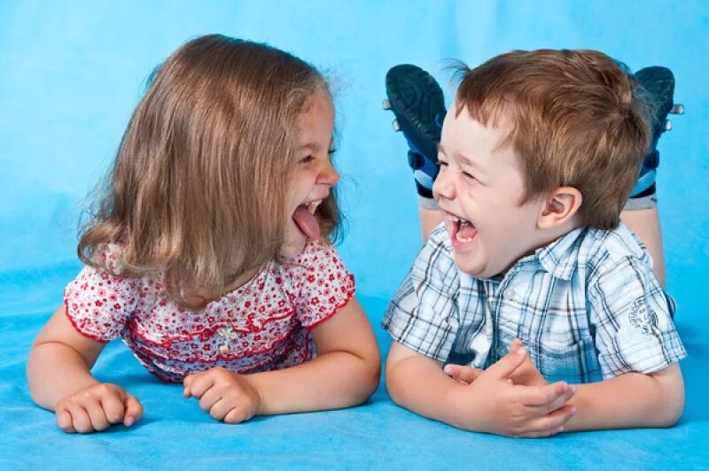 Дети смеются. Мальчик и девочка смеются. Эмоции для дошкольников. Положительные эмоции детей. Неплохие дети