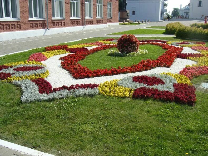 Цветники значение. Соборная площадь владимир клумба. украшение городских клумб. городские клумбы и цветники. оригинальные школьные клумбы.